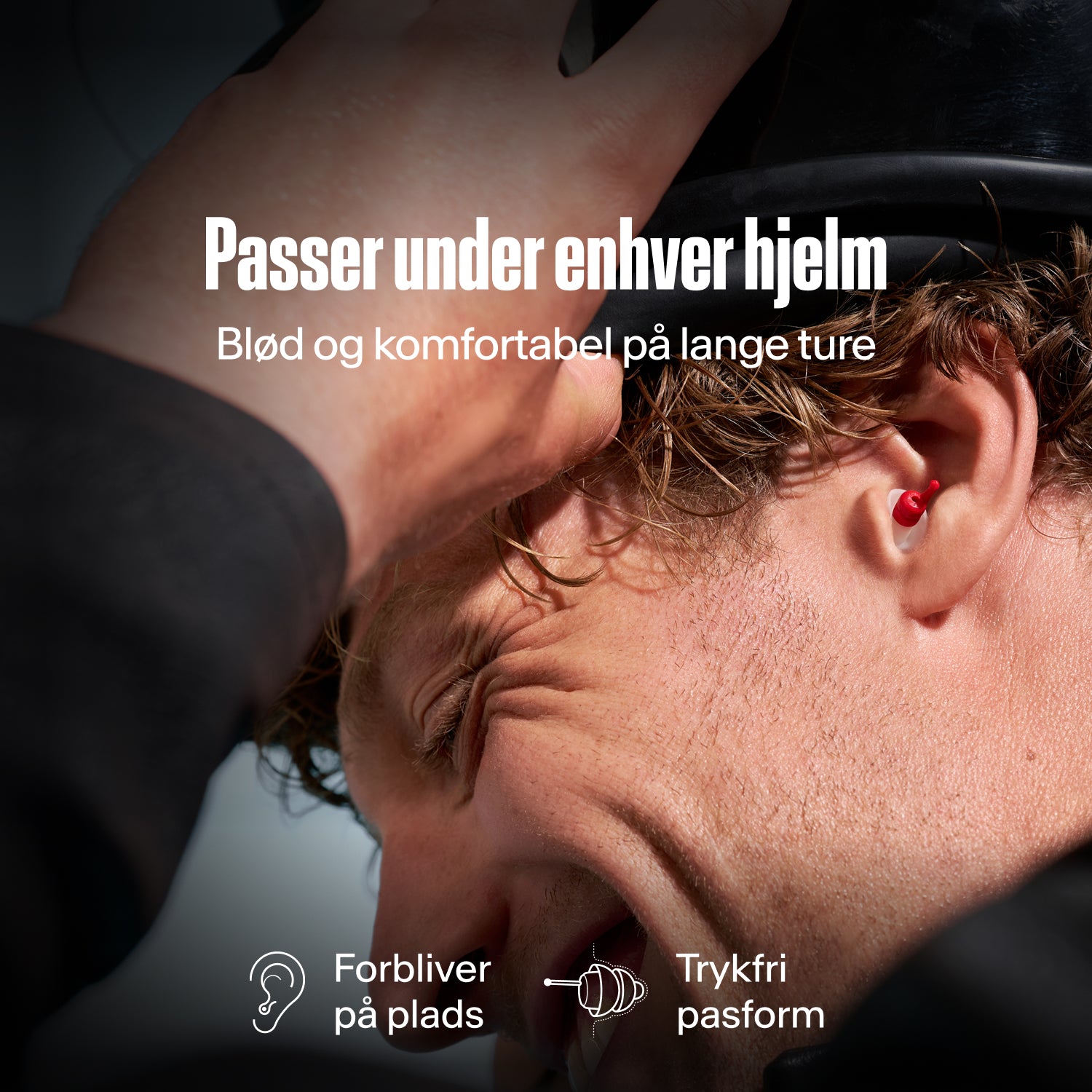 Motorcyklist med en Alpine MotoSafe Sport øreprop tager en hjelm på, med teksten &
