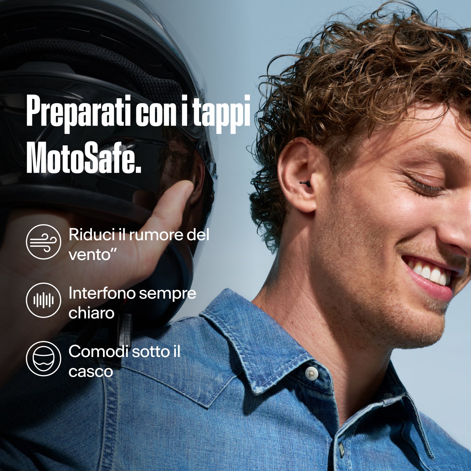 Uomo sorridente che tiene un casco da moto, testo "Preparati con i tappi MotoSafe": "Riduci il rumore del vento", "Interfono sempre chiaro", "Comodi sotto il casco" (Alpine MotoSafe Tour)
