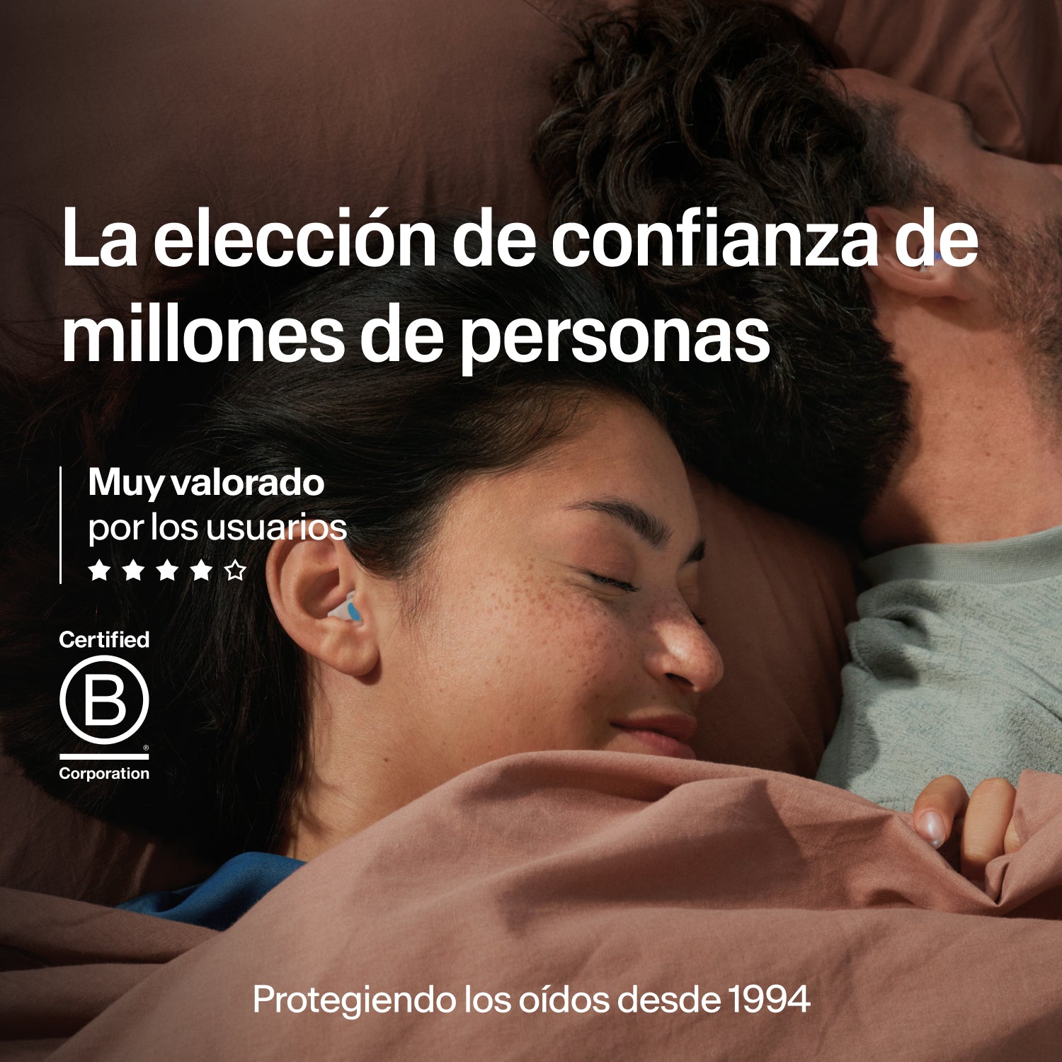 Pareja dormida con tapones Alpine SleepDeep talla M, elegidos por millones, certificación B Corp, protegiendo oídos desde 1994