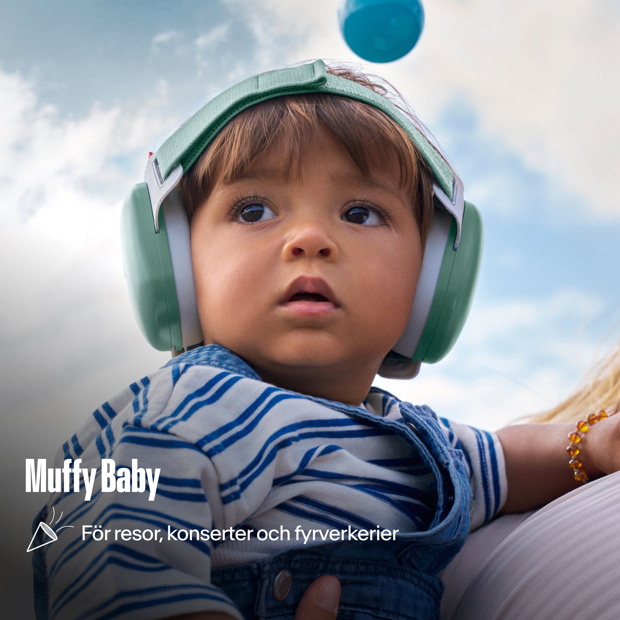 Alpine Muffy Baby hörselkåpor burna av ett litet barn utomhus, med texten &