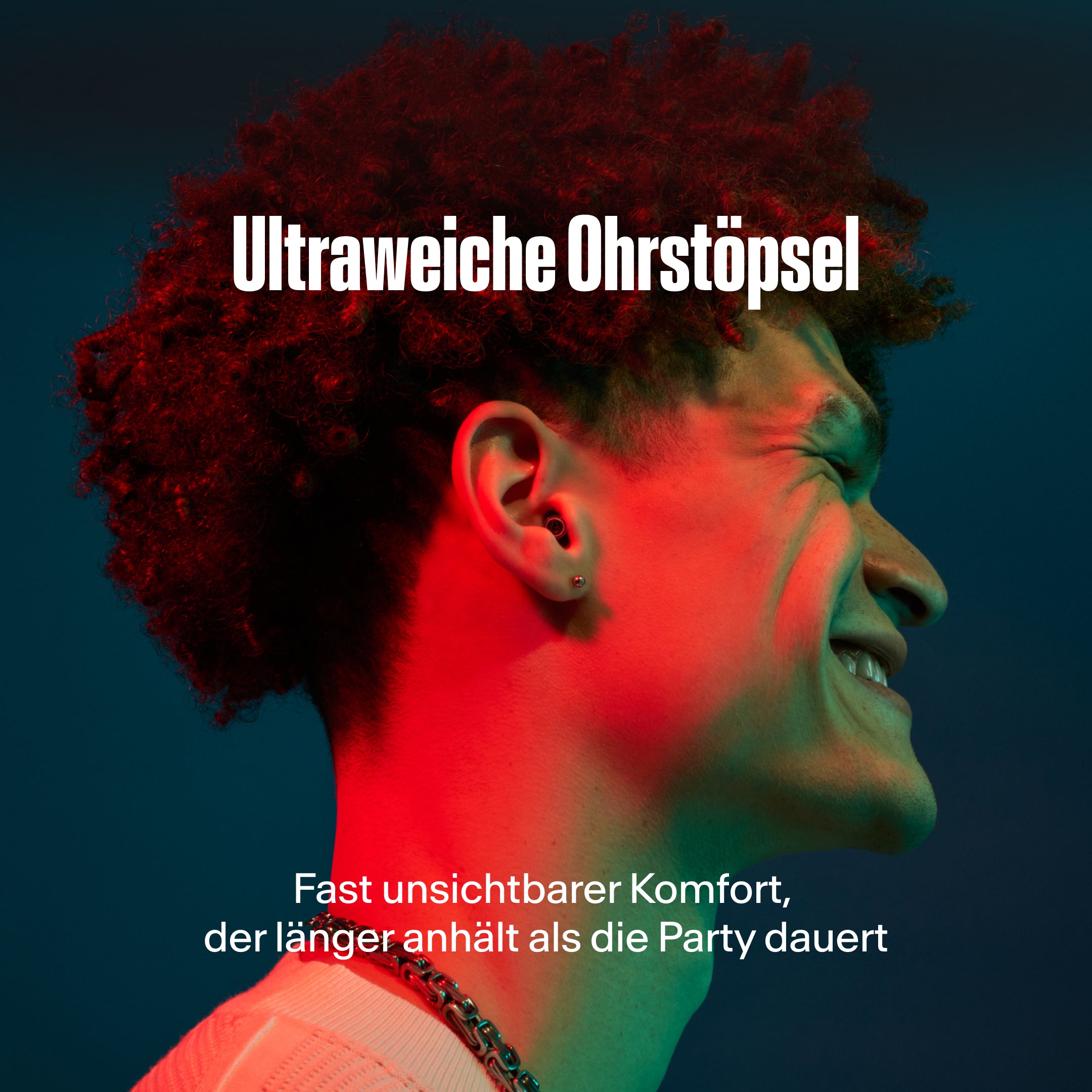 Mann trägt Alpine Ultra Soft Ohrstöpsel; kaum sichtbarer Komfort, der länger hält als die Party
