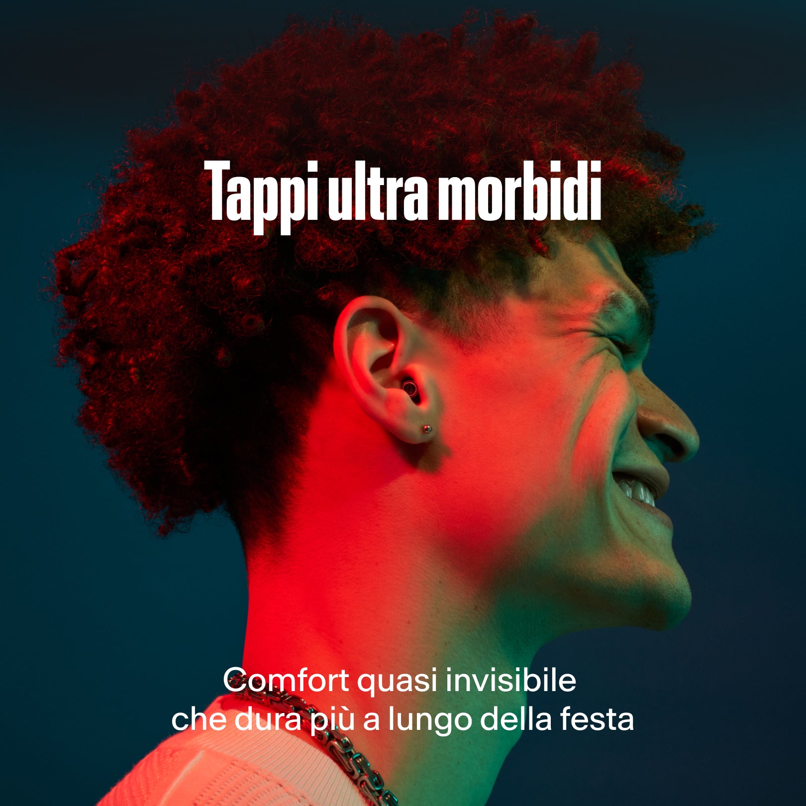 Uomo che indossa il tappo ultra morbido Alpine; comfort quasi invisibile che dura più a lungo della festa