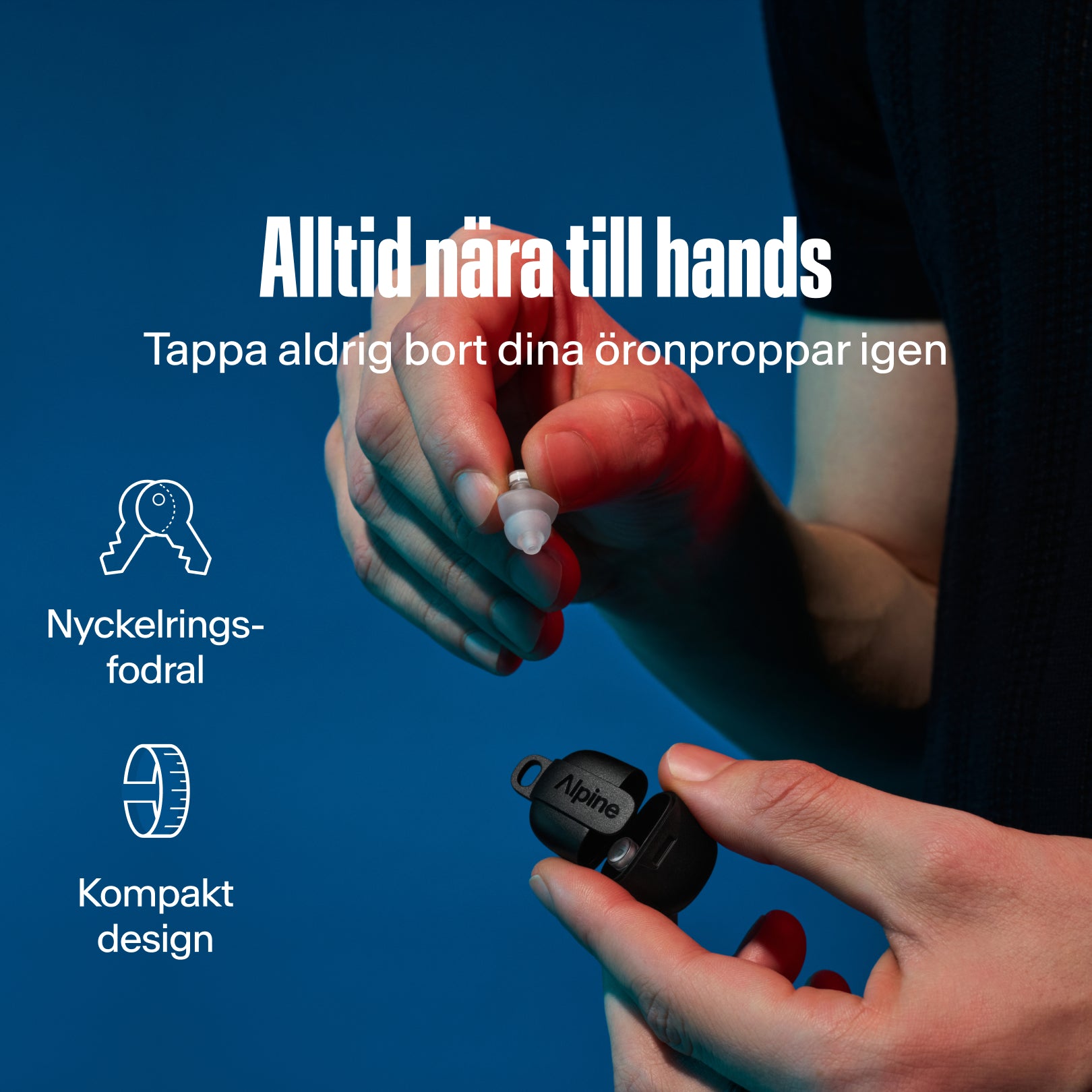 Alpine PartyPlug Pro, alltid inom räckhåll. Händer håller transparent öronpropp och nyckelring