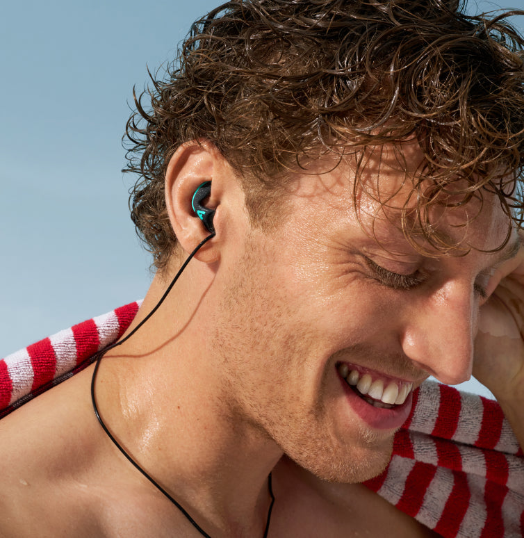Geluidsoverlast op vakantie: zo los je het op Alpine hearing protection Oordoppen oorkappen beschermen uw oor red dot award vliegen reizen bescherming tegen lawaai vakantie druk op de trommelvliezen Drukregulerende filter FlyFit Pluggies Kids