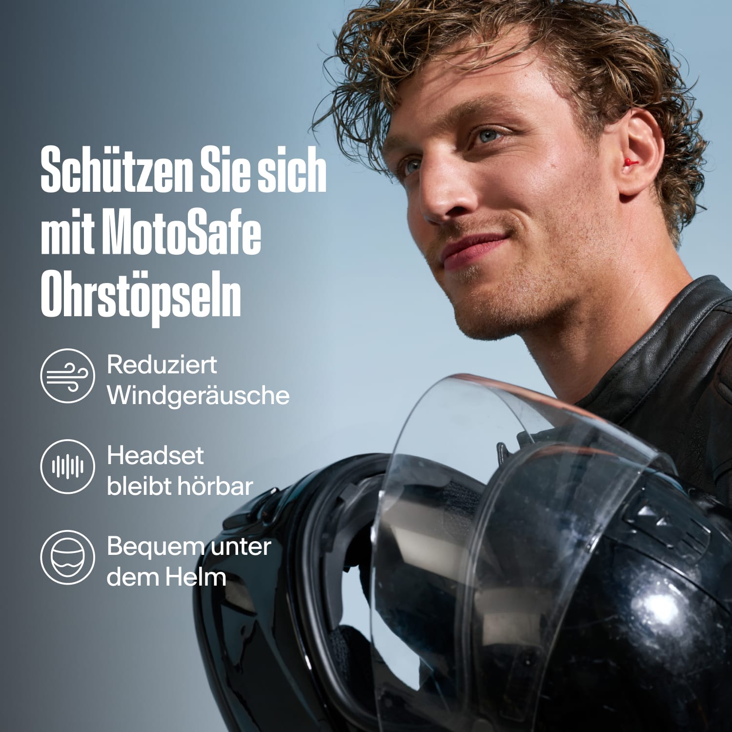 Motorradfahrer mit Alpine MotoSafe Sport Ohrstöpseln hält einen Helm, mit dem Text &