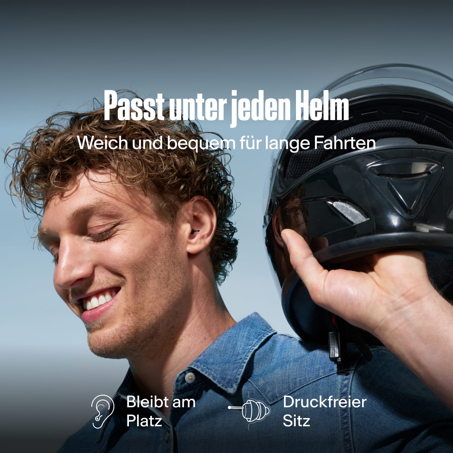 Lächelnder Mann mit Alpine MotoSafe Duo Ohrstöpseln hält einen Helm, mit dem Text &