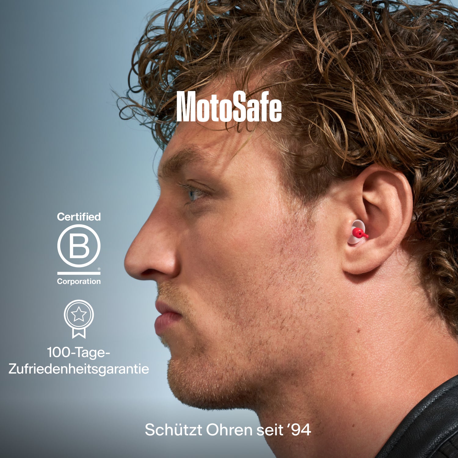 Mann mit einem Alpine MotoSafe Duo Ohrstöpsel im Ohr, mit dem Text &