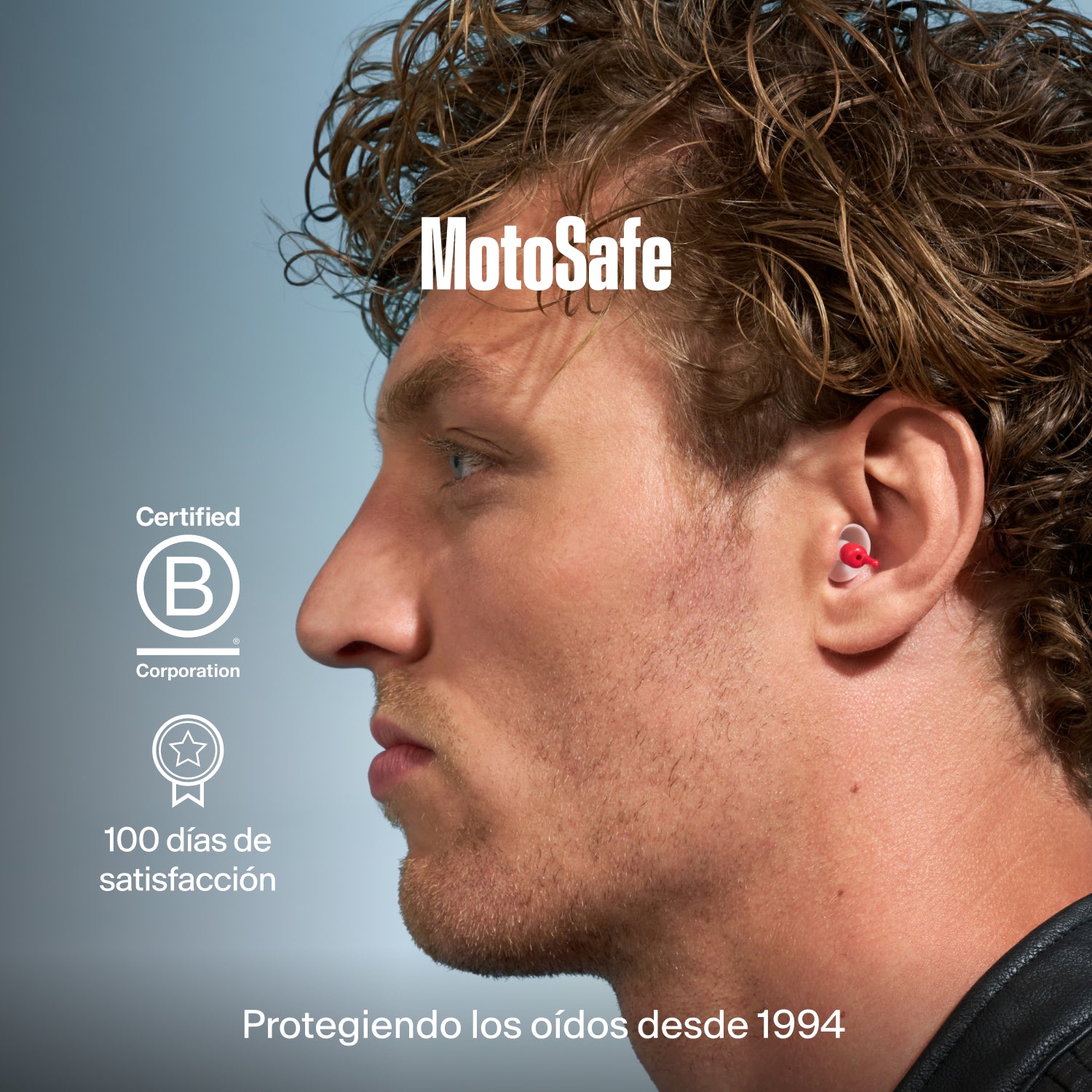 Hombre con un tapón Alpine MotoSafe Duo en el oído, con el texto &