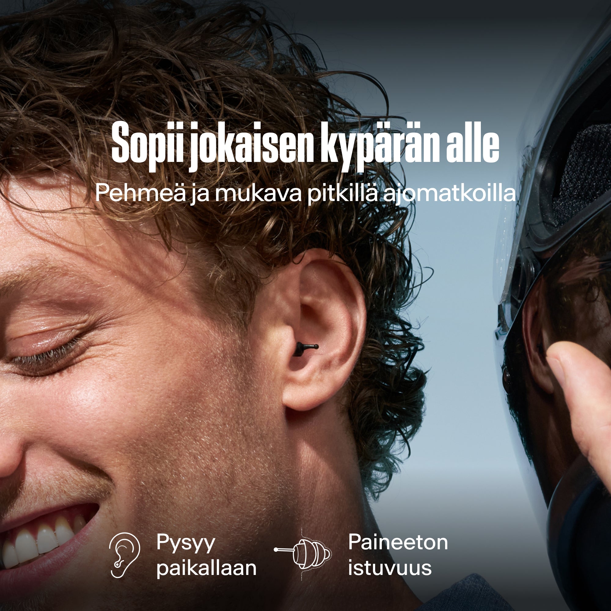 Mies, jolla on Alpine MotoSafe Tour -korvatulppa korvassa kypärän vieressä, teksti "Sopii jokaisen kypärän alle – Pehmeä ja mukava pitkillä ajomatkoilla", "Pysyy paikallaan", "Paineeton istuvuus" 