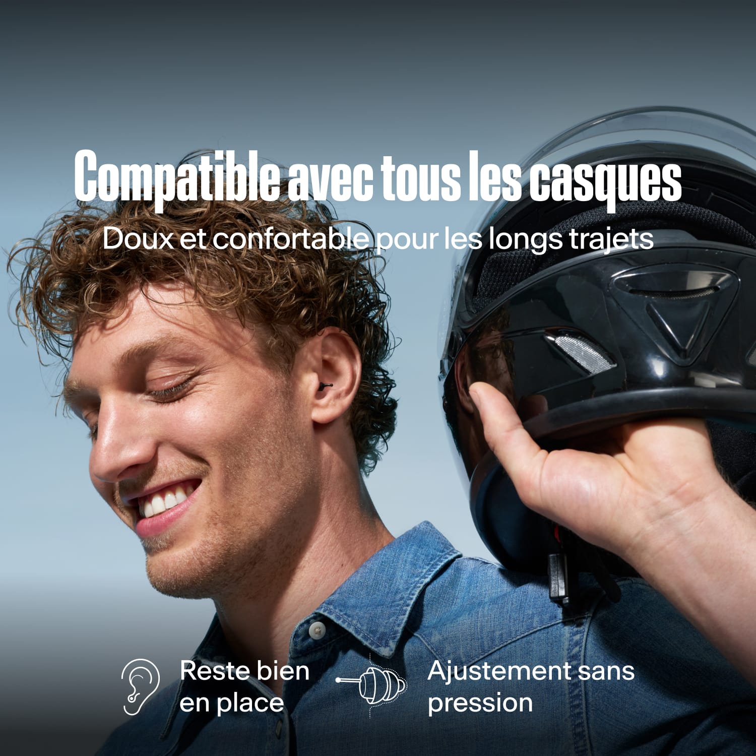 Homme souriant portant des bouchons d&