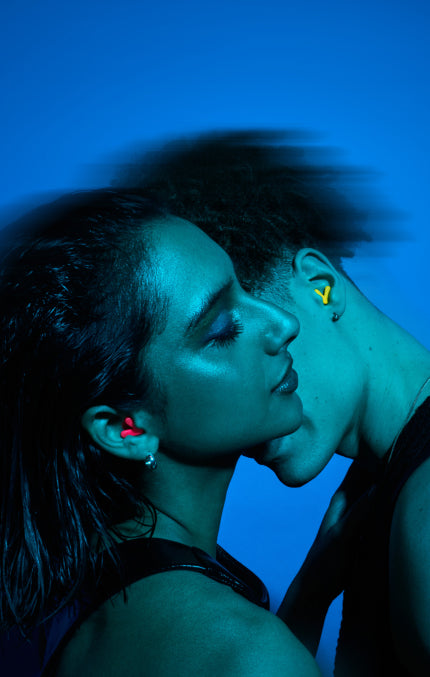 man en vrouw dansend in het donker met neon alpine tune