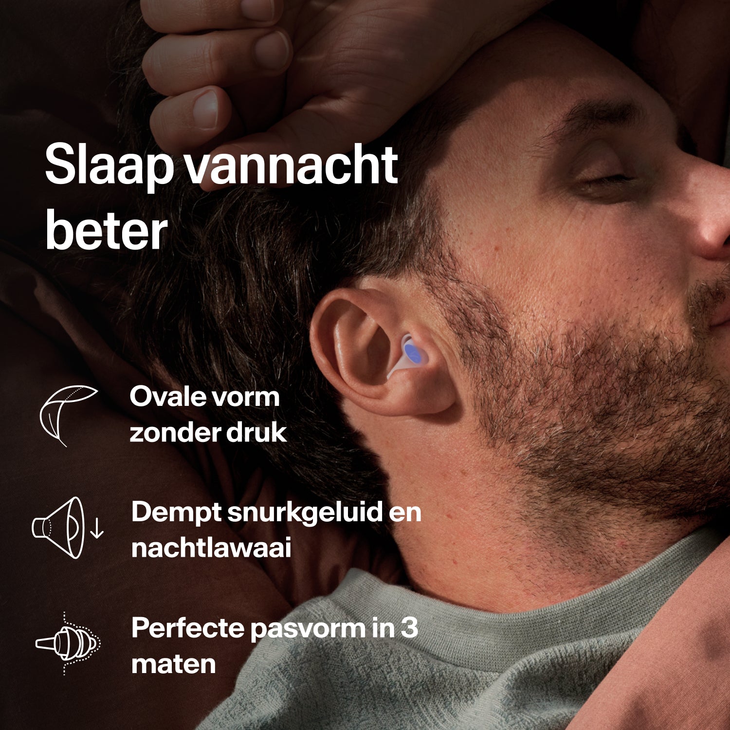 Man slaapt op zijn zij met een Alpine SleepDeep oordopje in maat L tegen gesnurk en nachtlawaai 