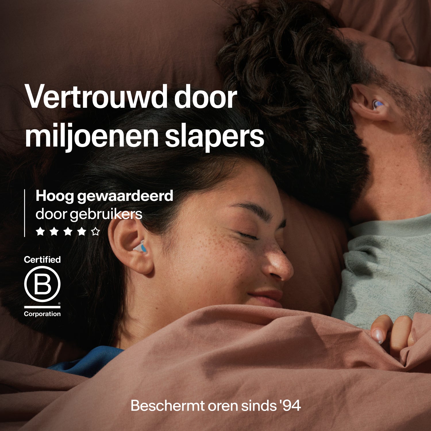 Slapend stel met Alpine SleepDeep oordopjes in maat L, vertrouwd door miljoenen, B Corp-gecertificeerd, oorbescherming sinds 1994 