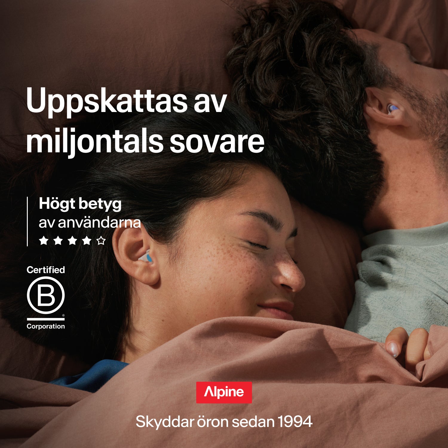Sovande par med Alpine SleepDeep öronproppar i storlek L, betrodda av miljoner, B Corp-certifierade, skyddar öron sedan 1994  