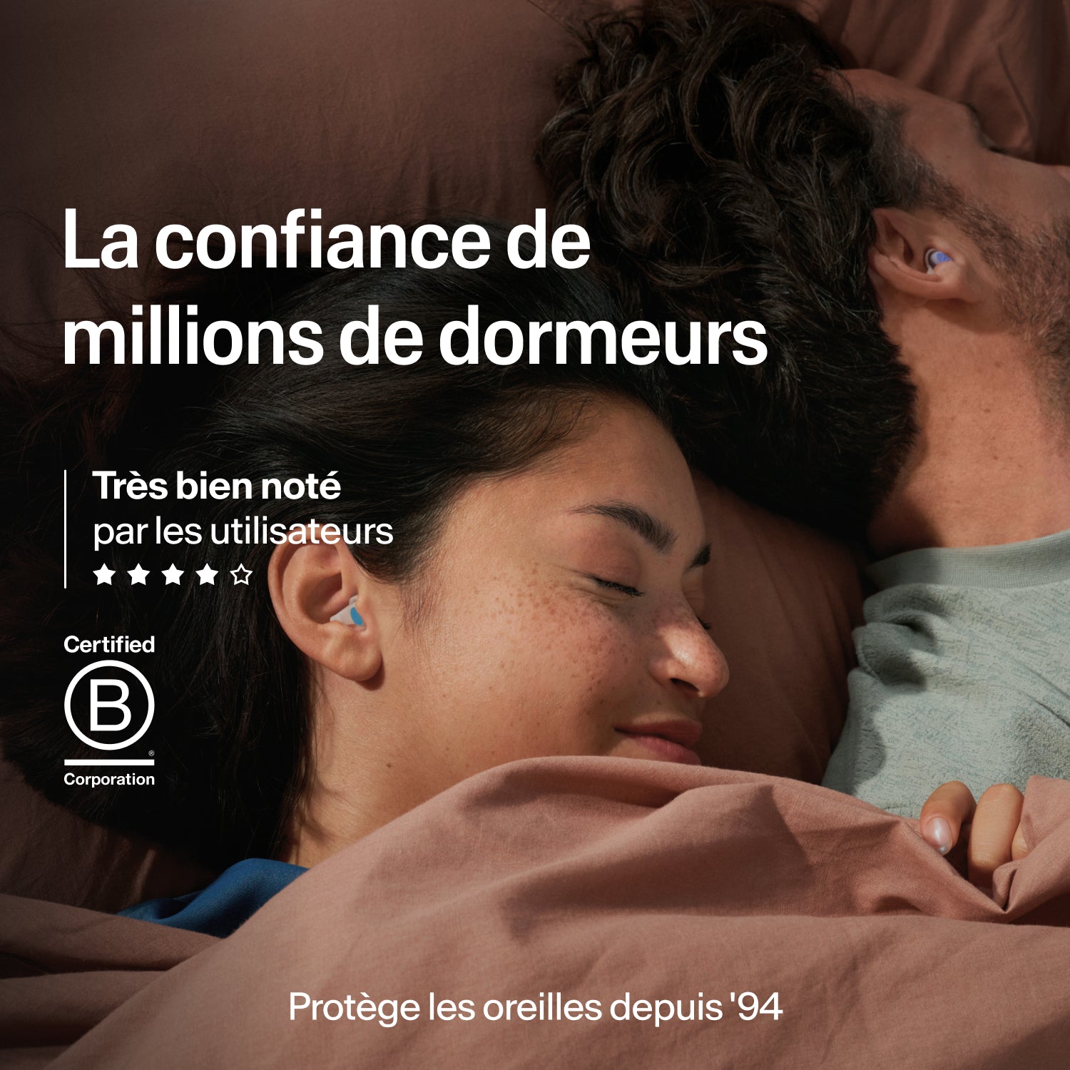 Couple endormi portant des bouchons Alpine SleepDeep taille M, adoptés par des millions, certifiés B Corp, protection auditive depuis 1994 