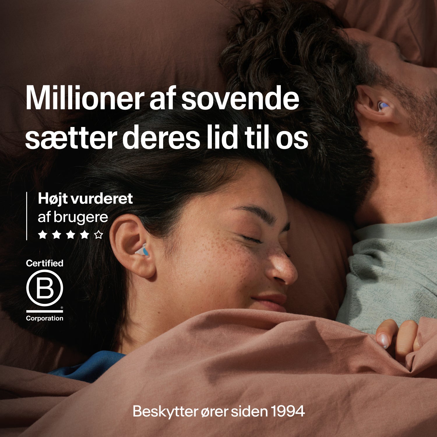 Sovende par med Alpine SleepDeep Multisize ørepropper, betroet af millioner, B Corp-certificeret, beskytter ører siden 1994 