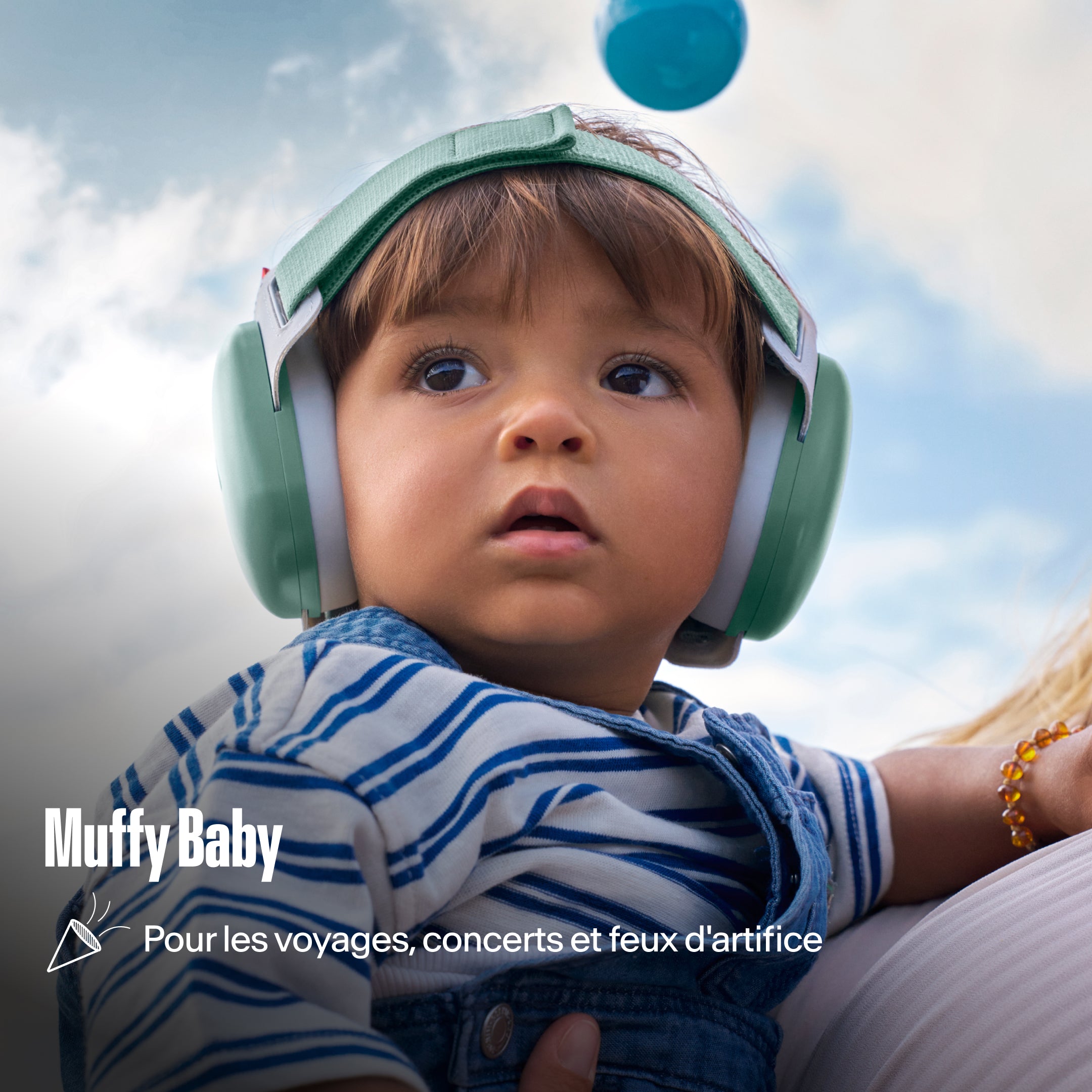 Casque antibruit Alpine Muffy Baby porté par un tout-petit en extérieur, avec le texte &