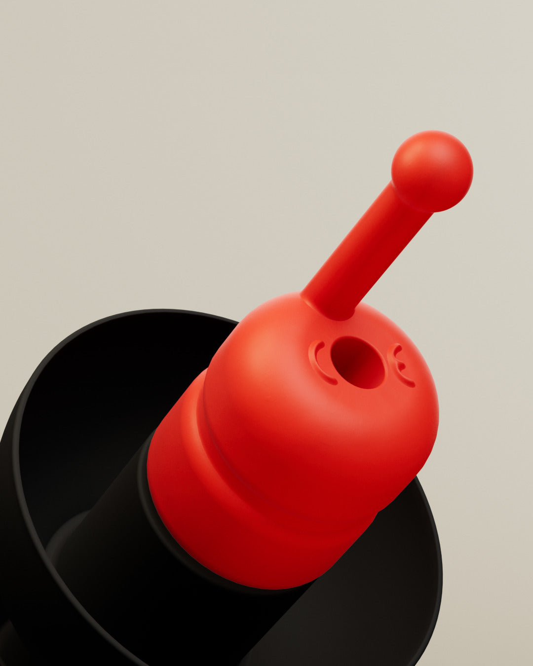 Close-up of the red filter with central opening and pull stem on an Alpine MotoGP™ earplug 