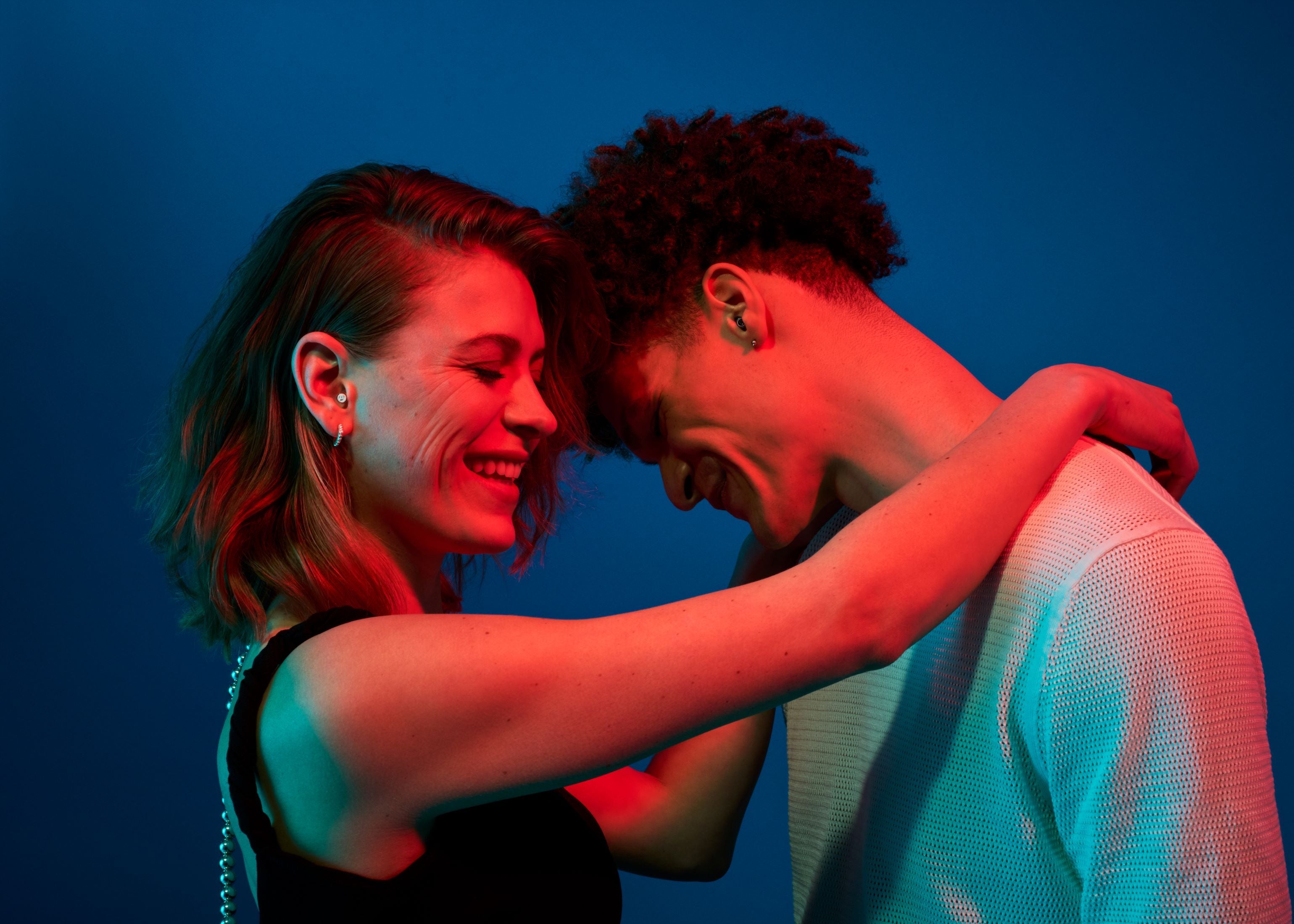 Man en vrouw draagt Alpine PartyPlug Pro transparant oordoppen op een feest 