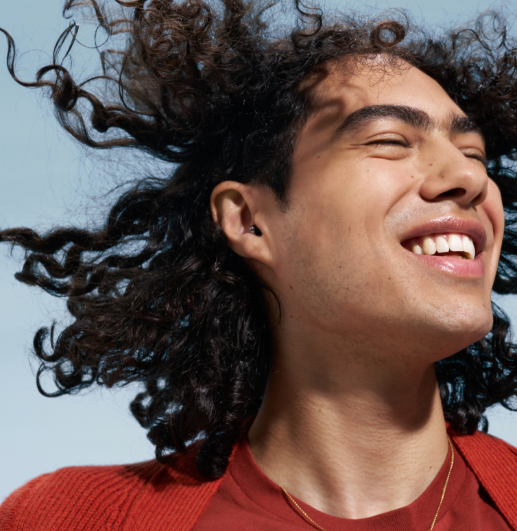 man met party oordopjes bij het dansen op een festival